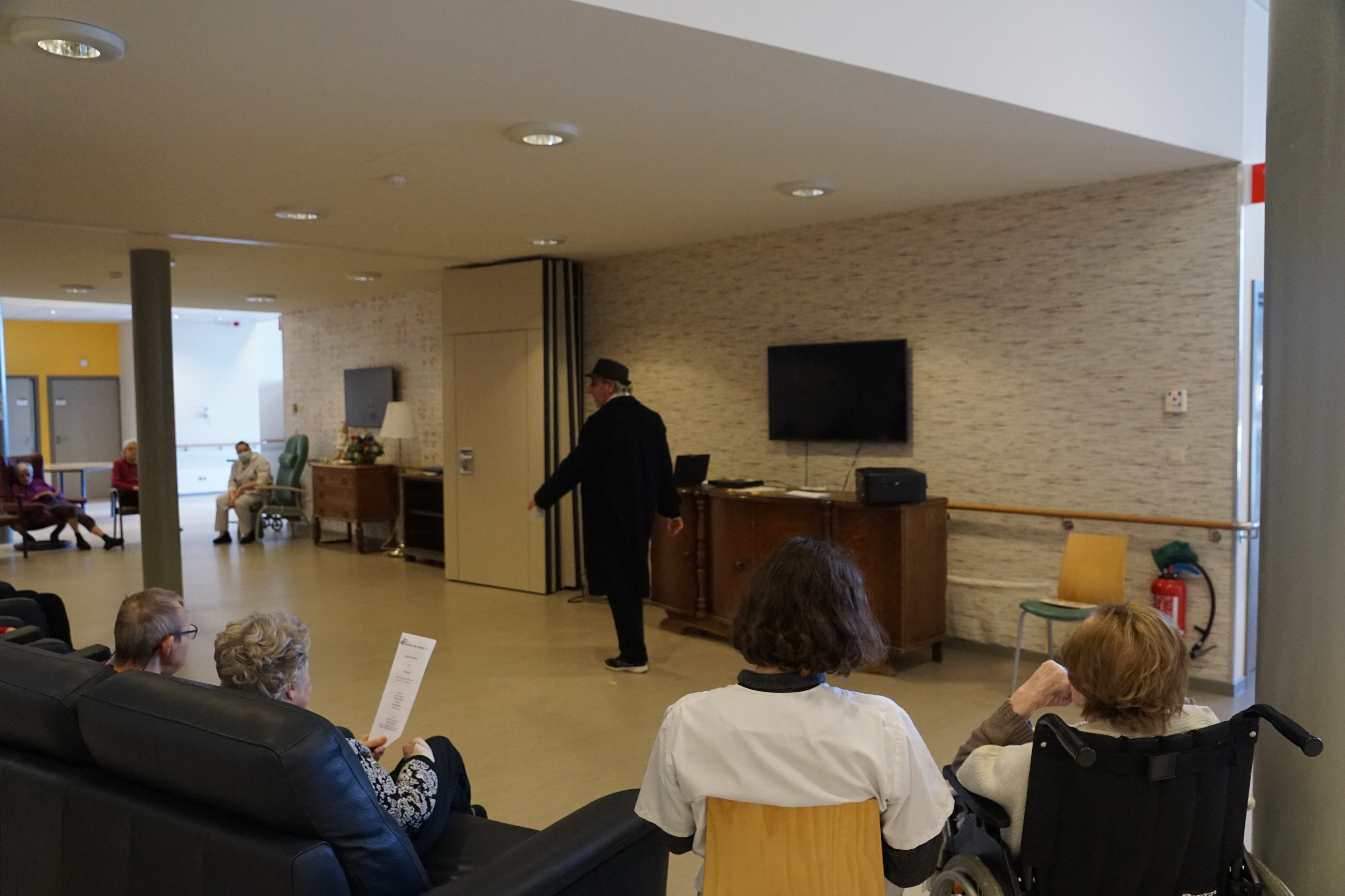 Personnes âgées souriantes partageant un moment