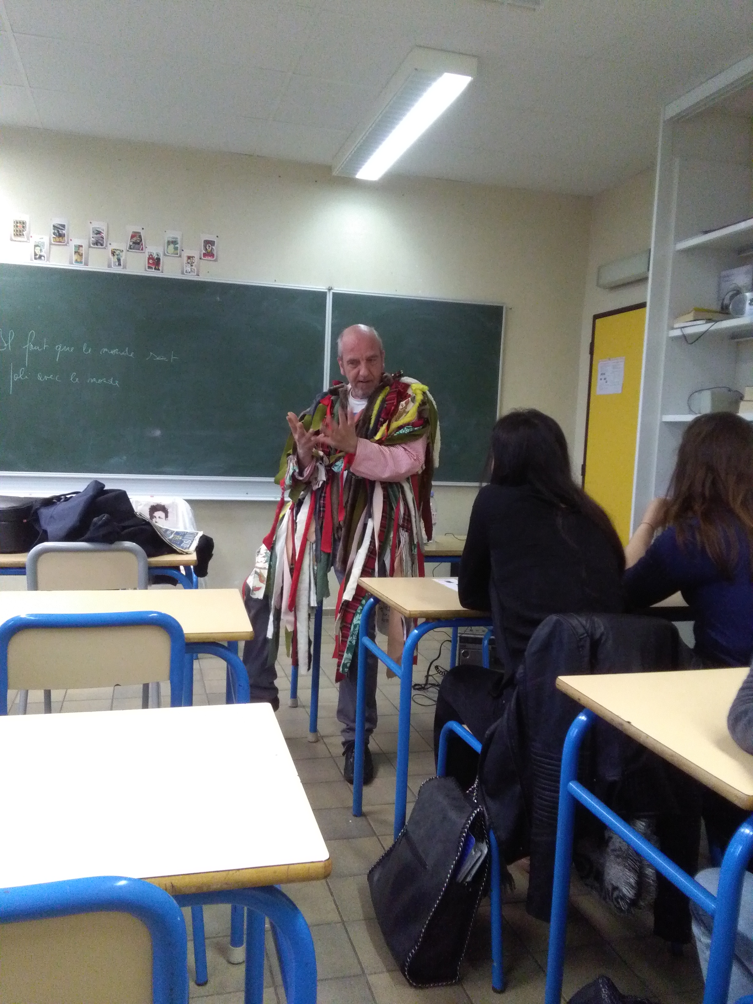 Comédien en costume de poète lisant un livre