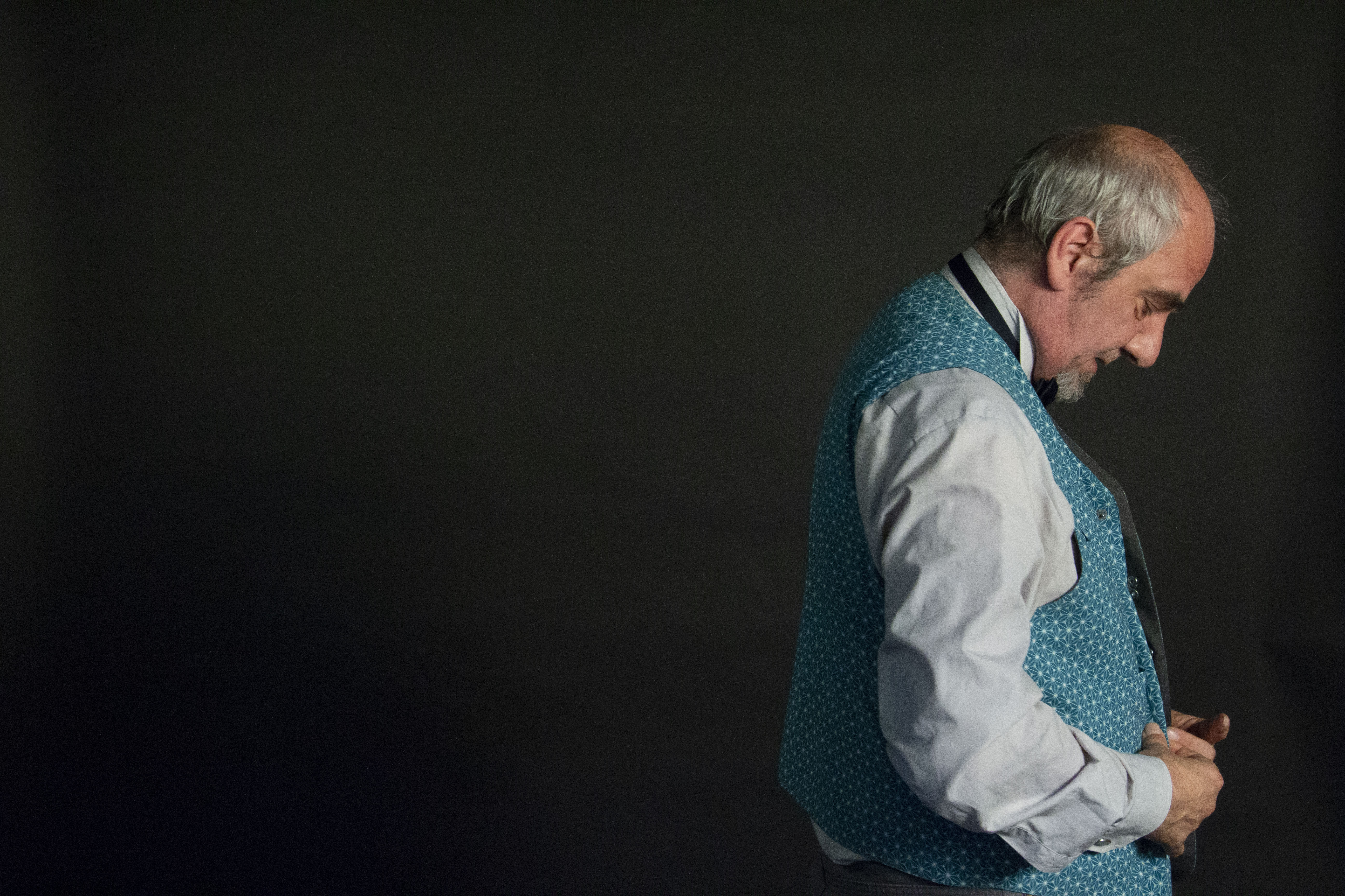 Participants à un atelier de théâtre explorant le mouvement et l'expression.