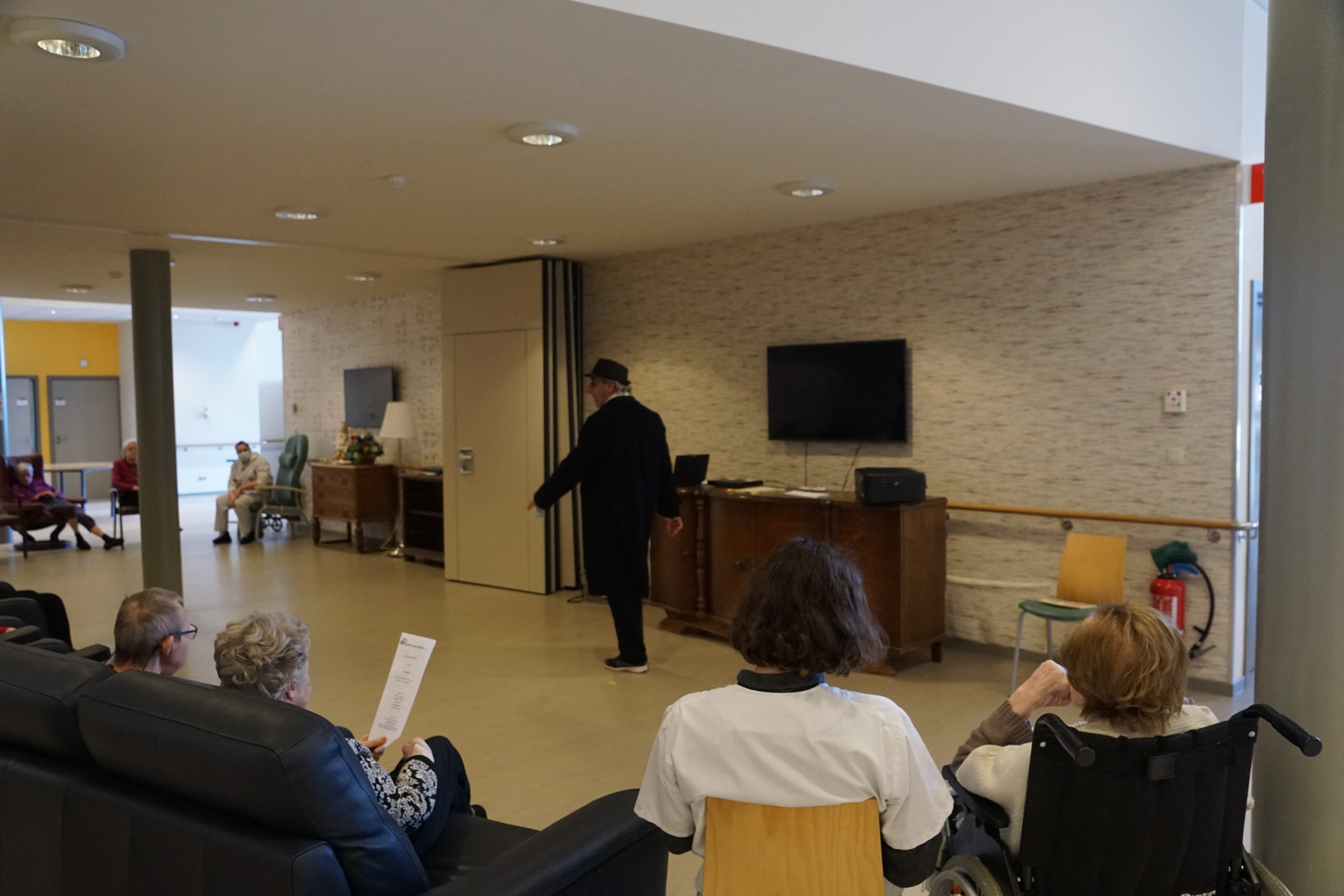 Un comédien partageant un moment de poésie avec des aînés.