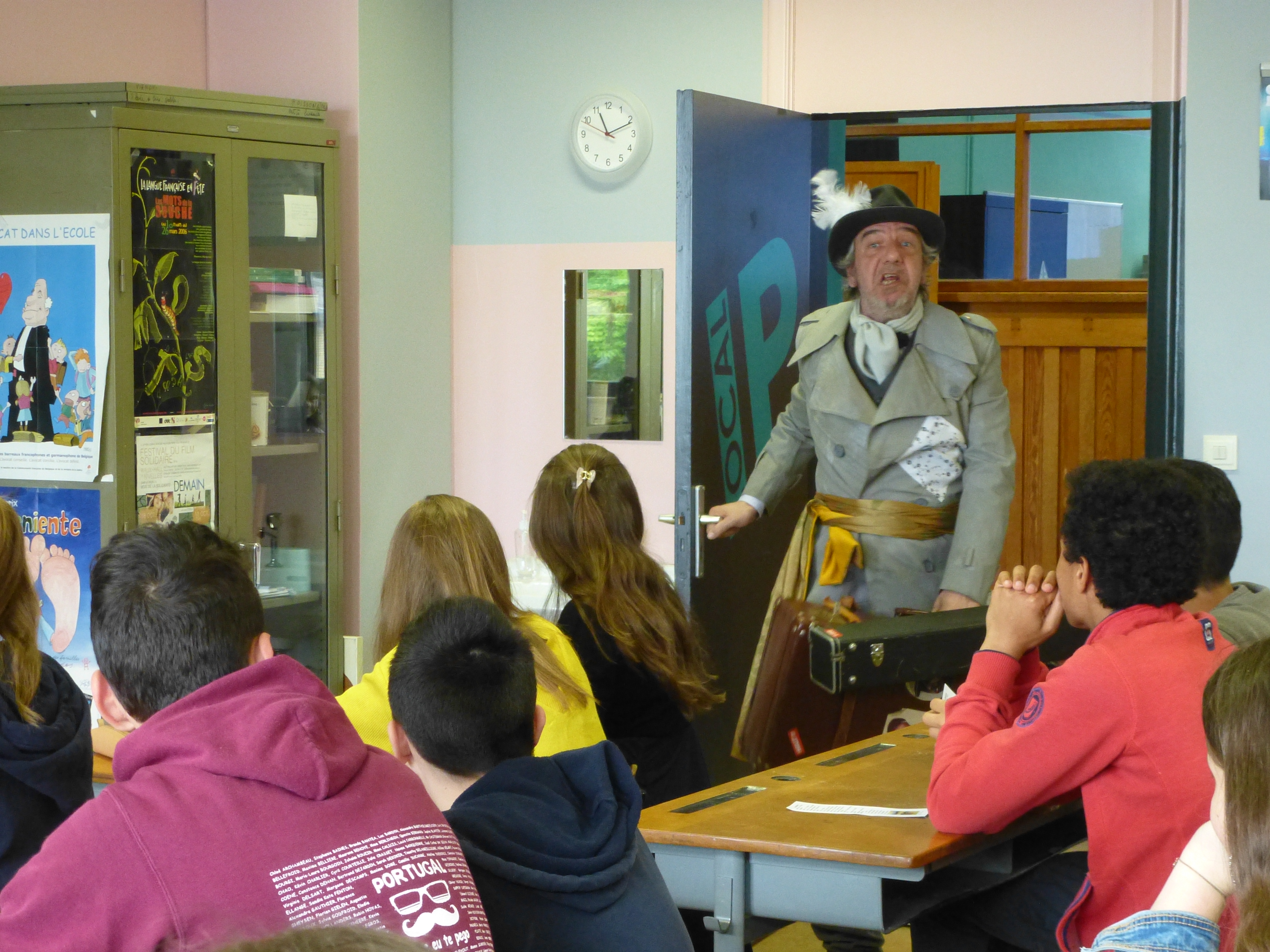 Une salle de classe attentive pendant un spectacle.